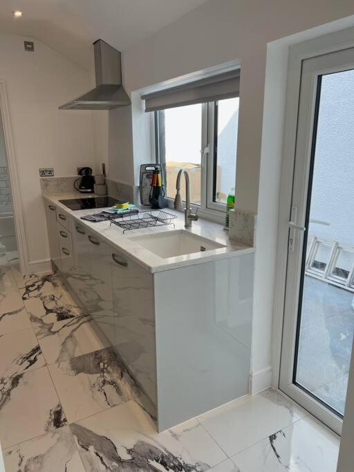 Clare Street - 3 Bedroom House With Private Parking Merthyr Tydfil Zewnętrze zdjęcie
